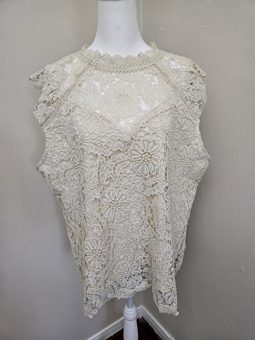Adiva Floral Crochet Lace Sleeveless Top - Cream